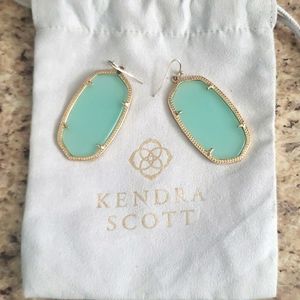 Kendra Scott earrings. Bag comes with this